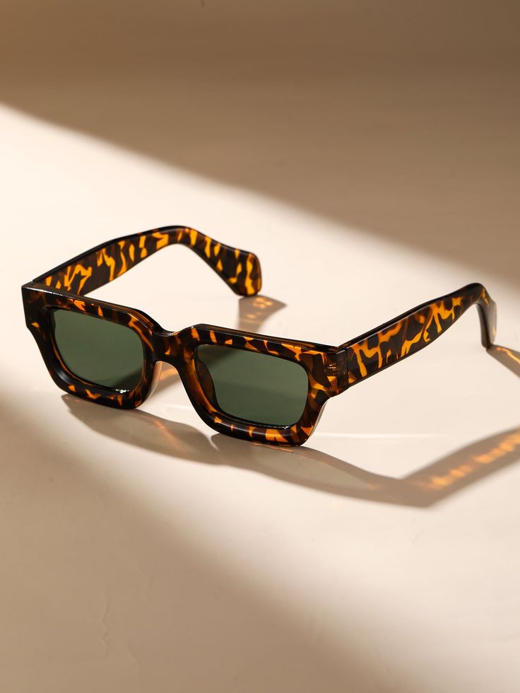 Luxury aviator sunglasses with gold frames